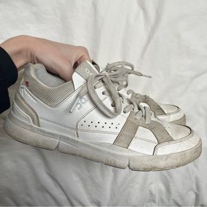 On Running The Roger Clubhouse in white/sand